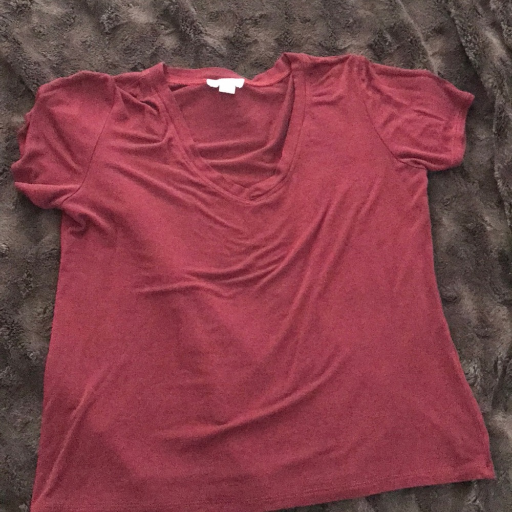 maroon t shirt